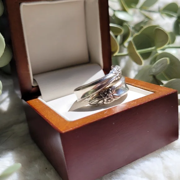 SOLD 1965 'Garland' Silver-plated Spiral floral Ring - Picture 4 of 6